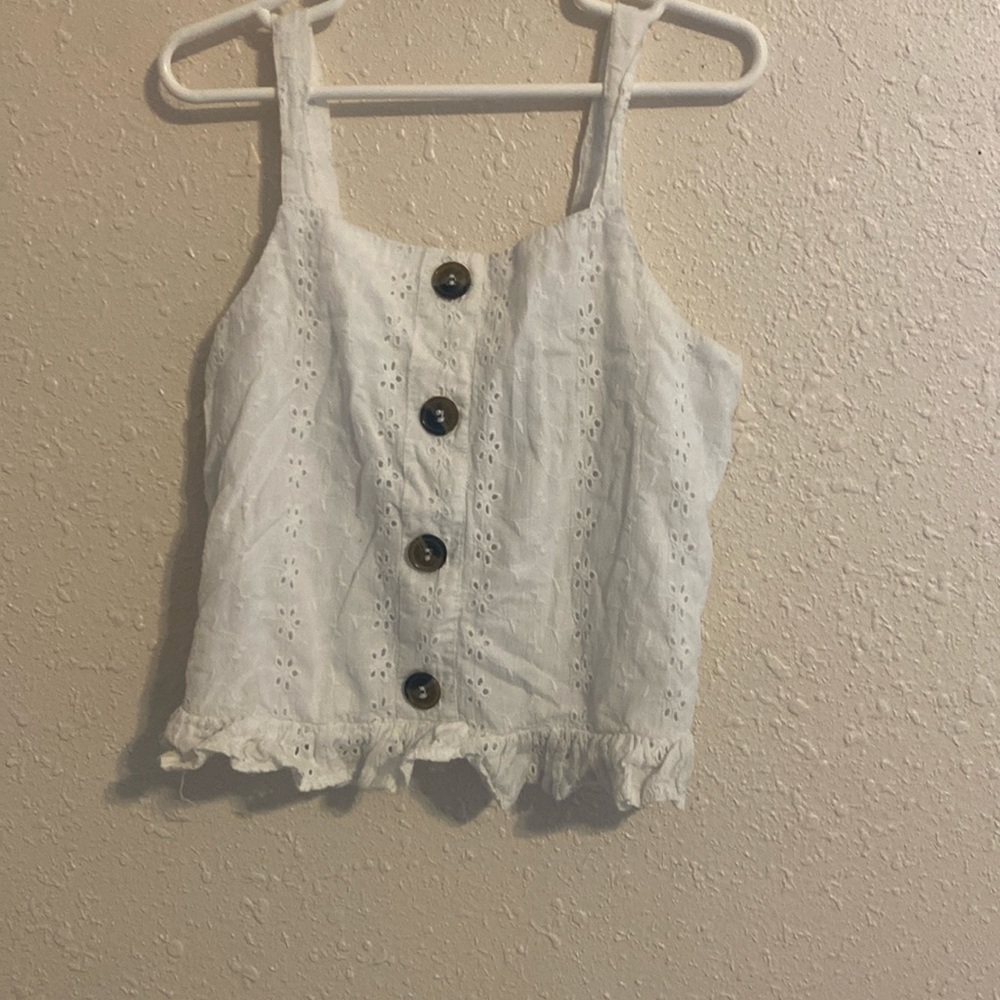 This white crop top is very very cute for summer